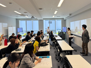 説明会で話されるスニタさん
