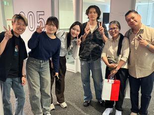 昨年度参加学生とスニタさんご夫婦！